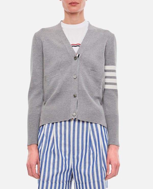 CARDIGAN CON SCOLLO A V IN LANA MERINO FKC207A 00014055 Thom Browne 